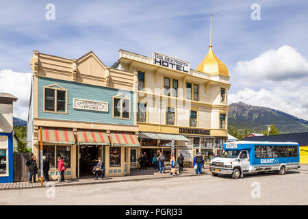 Hôtel du Nord d'or et de boutiques touristiques dans la rue principale à Skagway, Alaska USA Banque D'Images