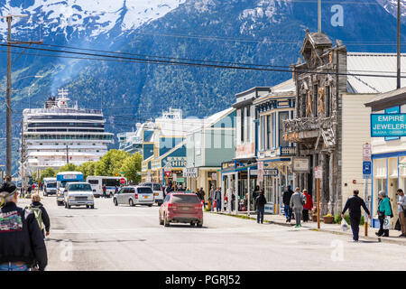 Des navires de croisière dans le port très proche de l'boutiques dans la rue principale à Skagway, Alaska USA Banque D'Images