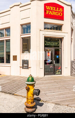 Un poteau incendie à l'extérieur de la Wells Fargo Bank d'Alaska dans la rue principale à Skagway, Alaska USA Banque D'Images