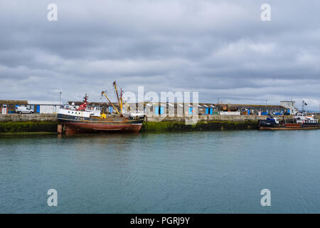 Chalutier amarré dans le port de Newlyn. Dans Newlyn, Cornwall, Angleterre. Le 20 juin 2018. Banque D'Images