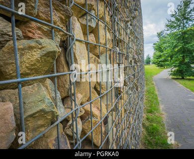 Close up of panier rempli de pierres avec road texture background Banque D'Images
