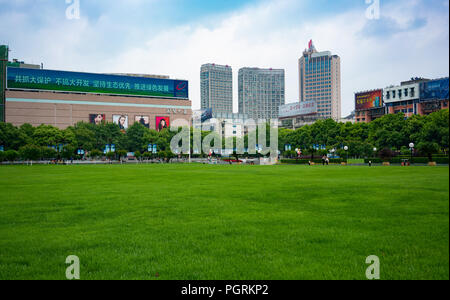 27 avril 2018, Yichang Hubei Chine : cityscape with green Yiling, place principale de Yichang et bâtiments en arrière-plan en Chine Banque D'Images