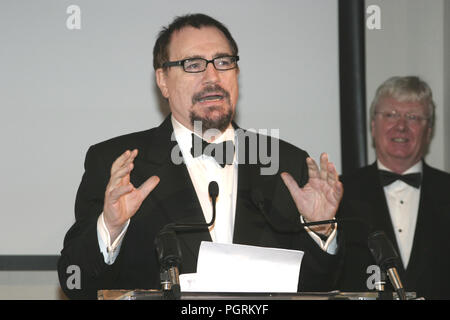 Le prolifique acteur écossais, Brian Cox, prononçant un discours à la cérémonie de remise des prix BAFTA Scotland Glasgow en 2004. Banque D'Images