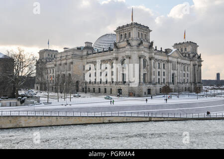 Le Reichstag à Berlin Allemagne dans l'hiver Banque D'Images