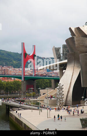 BILBAO, ESPAGNE - 25 juillet 2018 : les touristes affluent au musée Guggenheim de Bilbao, l'un des plus populaires attractions touristiques dans la capitale du Pays Basque sur J Banque D'Images