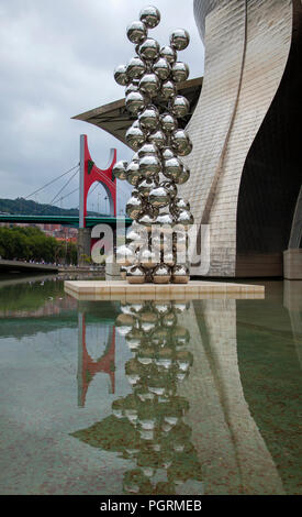 BILBAO, ESPAGNE - 25 juillet 2018 : les touristes affluent au musée Guggenheim de Bilbao, l'un des plus populaires attractions touristiques dans la capitale du Pays Basque sur J Banque D'Images