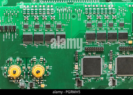 Une carte de circuit imprimé vert avec fond de microcircuits. Banque D'Images