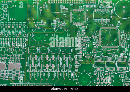 Une carte de circuit imprimé vert avec fond de microcircuits. Banque D'Images