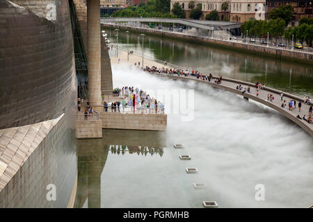 BILBAO, ESPAGNE - 25 juillet 2018 : Brouillard éphémère Sculpture par Fujiko Nakaya est sur l'affichage à l'extérieur du musée Guggenheim de Bilbao en Pays Basque capitale Banque D'Images