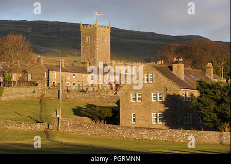 L'église St Oswald à Askrigg, un village de Wenslydale dans le Yorkshire Dales. St George's drapeau flotte sur le clocher de l'église Banque D'Images