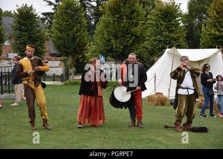 Ménestrels : une troupe d'effectuer en tant que musiciens médiévaux à l'anniversaire de la bataille de Crécy Banque D'Images