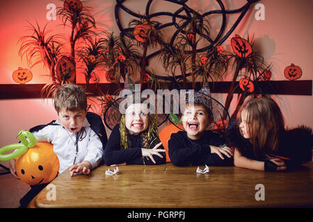 Un groupe d'enfants en costumes sur un Halloween de Banque D'Images