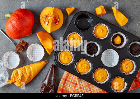 Faire des muffins de potiron pour Halloween. ingrédients à l'arrière-plan, Vue de dessus Banque D'Images