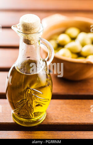 L'huile d'olive en bouteille. Banque D'Images