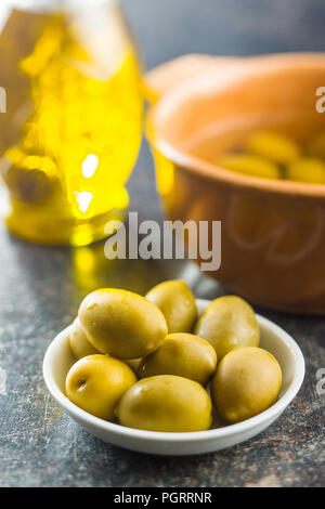 Les olives vertes dans un bol. Banque D'Images