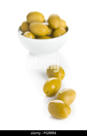 Les olives vertes isolé sur fond blanc. Banque D'Images