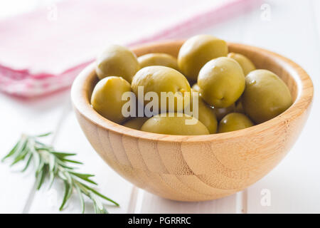 Les olives vertes dans bol en bois. Banque D'Images