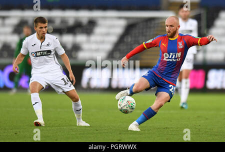 Swansea City's Tom Carroll (à gauche) et Crystal Palace's Jonathan Williams pendant la Coupe du buffle, deuxième tour au Liberty Stadium, Swansea. Banque D'Images