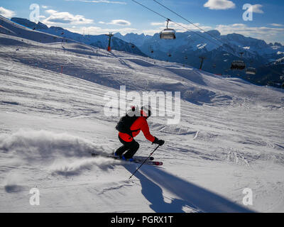 Skieur de pente en descente. Ensoleillé dans les Alpes italiennes. Banque D'Images