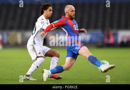 Swansea City's Yan Dhanda (à gauche) et Crystal Palace's Jonathan Williams bataille pour la balle durant le deuxième tour, la Coupe du buffle correspondent au Liberty Stadium, Swansea. Banque D'Images