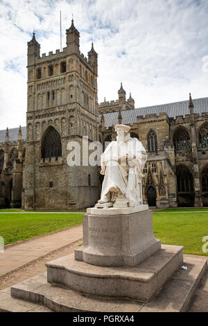 Royaume-uni, Angleterre, Devon, Exeter, Cathedral Green, statue de théologien de la réforme Richard Hooker Banque D'Images