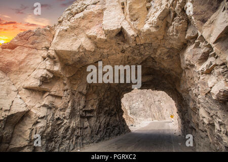 Route à travers les rochers dans le désert d'Atacama. Le Chili. Banque D'Images
