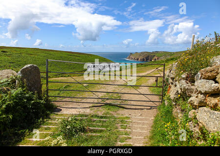 Un signe sur une barrière métallique dire "Veuillez fermer la porte - Merci !" près de Cove Porthgwarra Porthgwarra, Cornwall, Angleterre du Sud-Ouest, Royaume-Uni, Banque D'Images