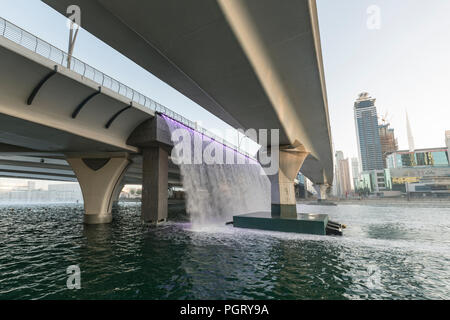 La chute d'eau du canal de Dubaï, où le canal répond à la Sheikh Zayed Road, au cours de la journée, DUBAÏ, ÉMIRATS ARABES UNIS Banque D'Images