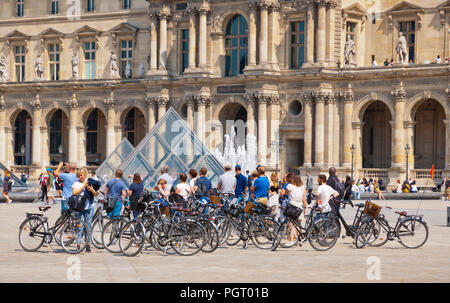 Visite guidée en vélo, à la Pyramide du Louvre, Paris, France Banque D'Images