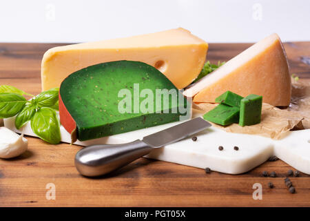 Morceau de pesto vert néerlandais dur fromage fait avec du basilic herb, old dutch cow et les fromages de chèvre, Close up Banque D'Images
