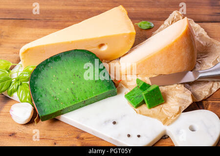 Morceau de pesto vert néerlandais dur fromage fait avec du basilic herb, old dutch cow et les fromages de chèvre, Close up Banque D'Images