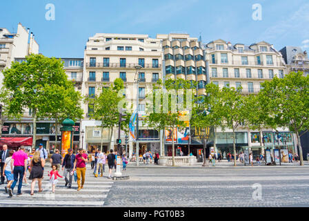 Les piétons traversant l'Avenue des Champs-Élysées, 8ème arrondissement, Paris, France Banque D'Images