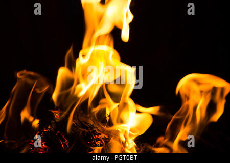 Un incendie dans un grill pour un shish kebab. Feu la nuit dans le grill. Feu à la nuit. Burning Fire Banque D'Images