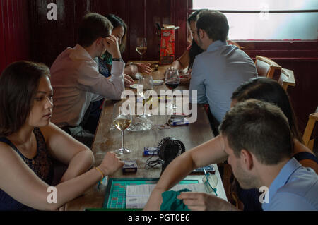 Un groupe d'amis de jouer avec lui à un mariage Banque D'Images