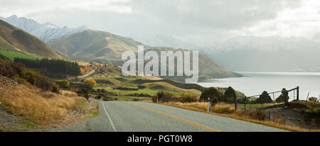 La route panoramique le long du lac Hawea, NZ Banque D'Images