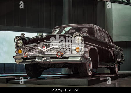 RIGA, Lettonie-AVRIL 18, 2018 : voiture soviétique 1972 Gaz 13 Chaika dans le Riga Motor Museum. Banque D'Images