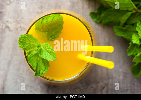 Lassi à la mangue dessert. Boisson traditionnelle indienne sur table en bois.vue d'en haut Banque D'Images