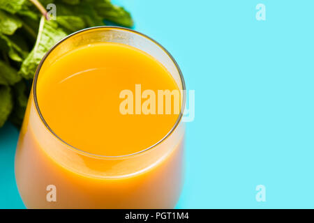 Lassi à la mangue dessert. Boisson traditionnelle indienne sur fond bleu. Copyspace Banque D'Images