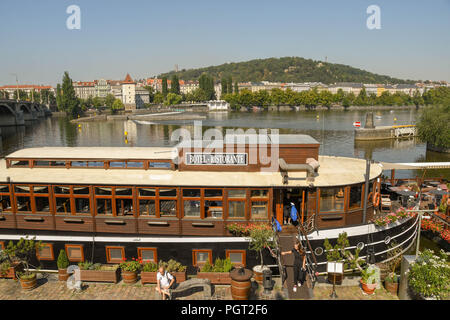 Vue paysage du restaurant de l'hôtel flottant "Botel Matylda', qui est amarré sur la rivière Vltava, dans le centre de Prague. Banque D'Images