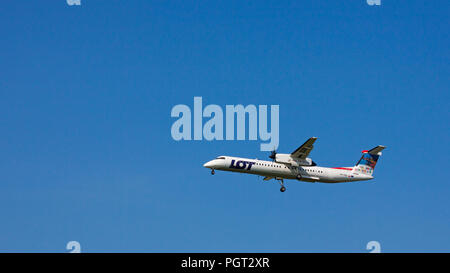 Lot Polish Airlines Bombardier Dash 8 Q400 avec l'enregistrement SP-EQI en approche de l'aéroport de Liszt Ferenc de Budapest en Hongrie. Banque D'Images