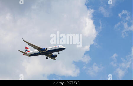 Ferenc Liszt de Budapest, Hongrie - 11 juin 2018 : un British Airways Airbus A320-232 avec l'enregistrement G-EUYX en approche de l'ia de Liszt Ferenc de Budapest Banque D'Images