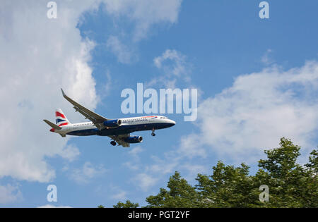 Ferenc Liszt de Budapest, Hongrie - 11 juin 2018 : un British Airways Airbus A320-232 avec l'enregistrement G-EUYX en approche de l'ia de Liszt Ferenc de Budapest Banque D'Images