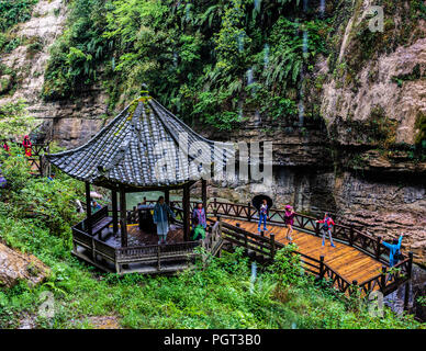 26 avril 2018, le Hubei Enshi Chine : les touristes chinois les gens à prendre des photos et à pavillon 458 Middle Longpan Enshi Grand Canyon en Chine le jour de pluie Banque D'Images