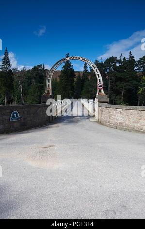 Le pont routier de l'époque victorienne à la Mar Lodge Estate entrée, Braemar, les Highlands écossais, UK, FR. Banque D'Images