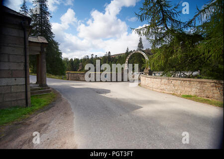 Le pont routier de l'époque victorienne à la Mar Lodge Estate entrée, Braemar, les Highlands écossais, UK, FR. Banque D'Images