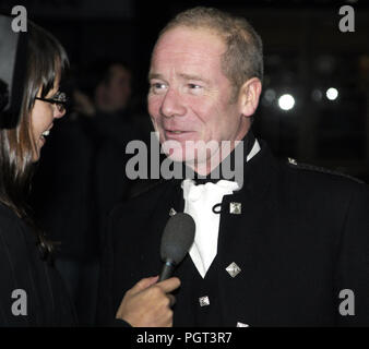 L'acteur écossais, Peter Mullan, donnant une interview avant d'assister à la cérémonie de remise des prix BAFTA Scotland Glasgow en 2004. Banque D'Images