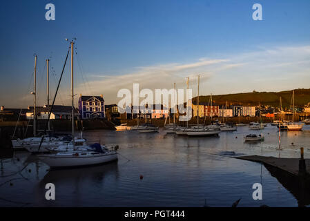 Coucher de soleil sur la baie de Cardigan de South Beach aberaeron Banque D'Images