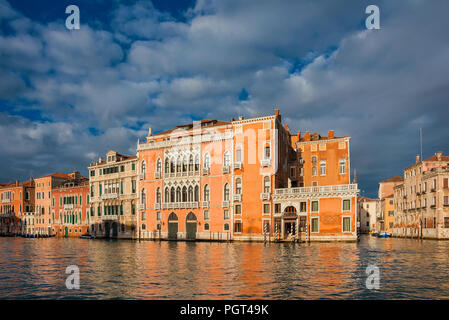 Architecture à Venise. Beaux anciens palais le long de Grand Canal se reflètent dans la lagune Banque D'Images