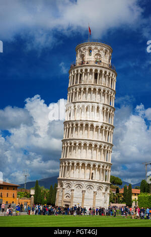 Sites touristiques de la Toscane. Les touristes visiter la célèbre tour penchée de Pise sur la Piazza dei Miracoli Banque D'Images