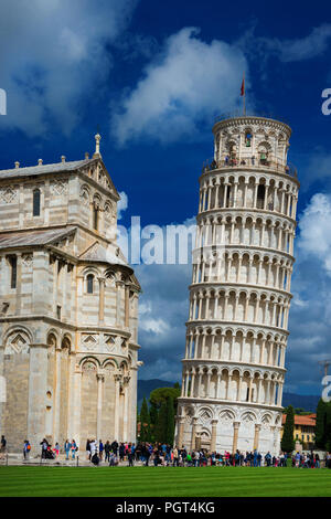 Sites touristiques de la Toscane. Les touristes visiter la célèbre tour penchée de Pise sur la Piazza dei Miracoli Banque D'Images